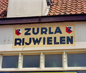 840348 Afbeelding van de muurreclame 'ZURLA RIJWIELEN', op de zijgevel van het hoekpand Draaiweg 3 (Rijwielhandel M. J. ...